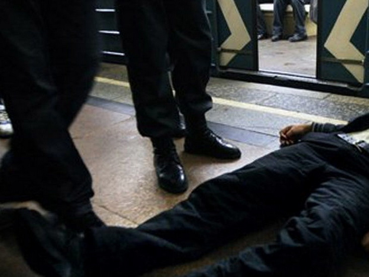 У станции бакинского метро скончался мужчина
