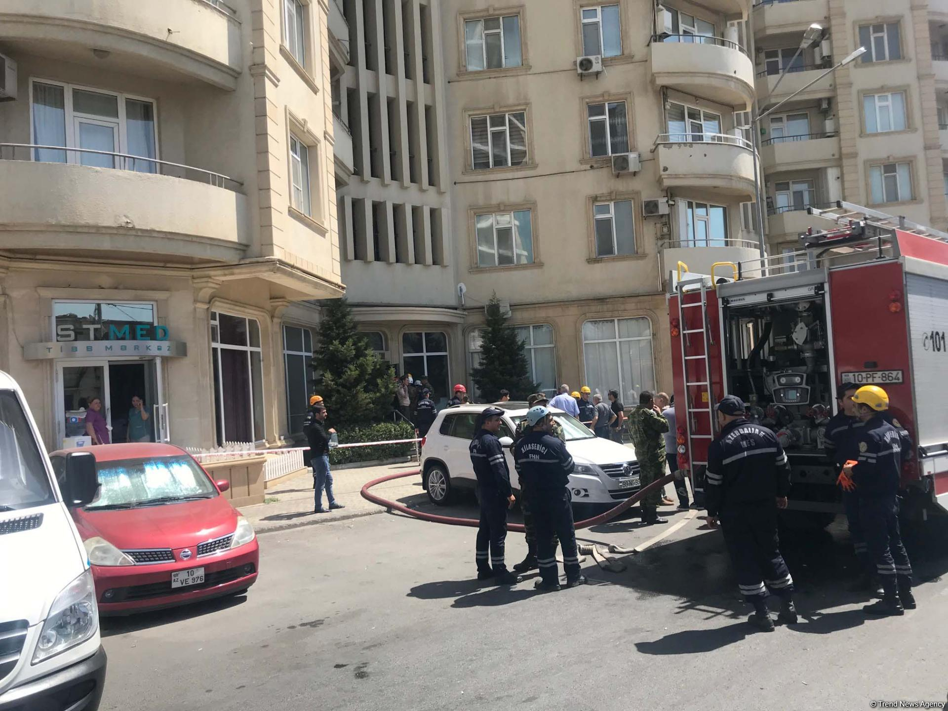 В многоэтажном жилом доме в Баку произошел пожар, эвакуированы 14 жильцов