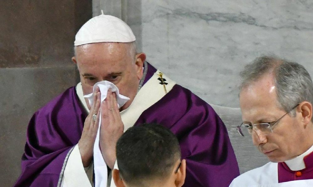 СМИ: Папа Римский заразился  коронавирусом - ФОТО