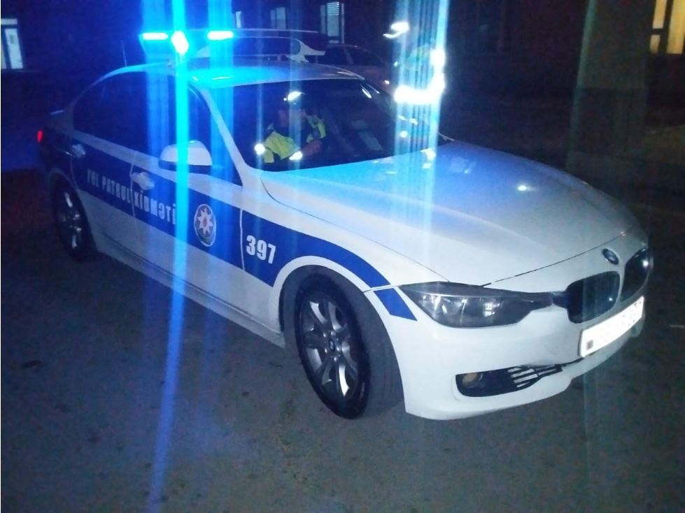 В Баку сотрудники ДПС доставили в больницу пострадавшего пешехода - ФОТО