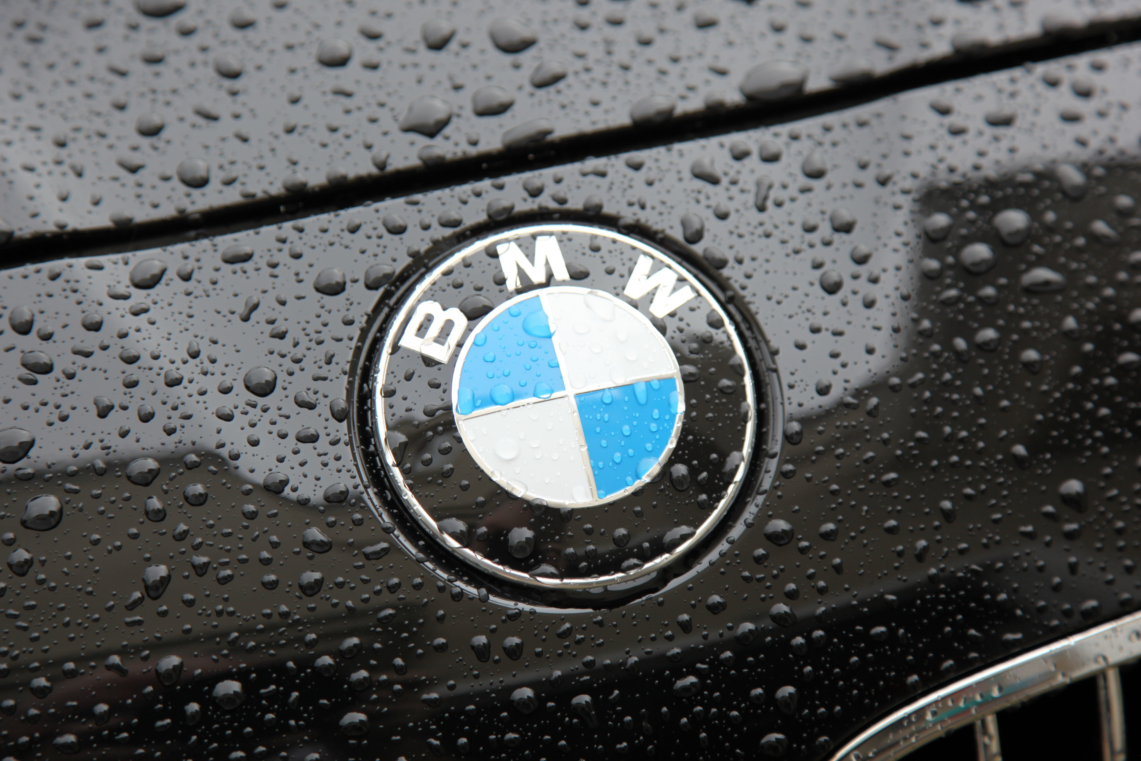 Компания BMW сменила логотип - ФОТО