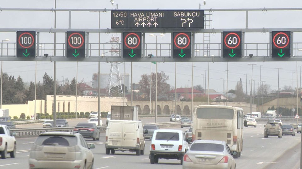 На основных автомагистралях Баку снижен предел скорости