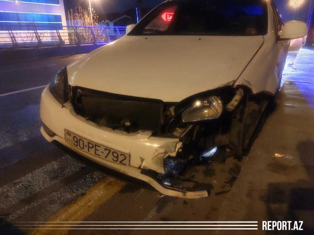 В Баку автомобиль с лопнувшим колесом попал в аварию - ФОТО
