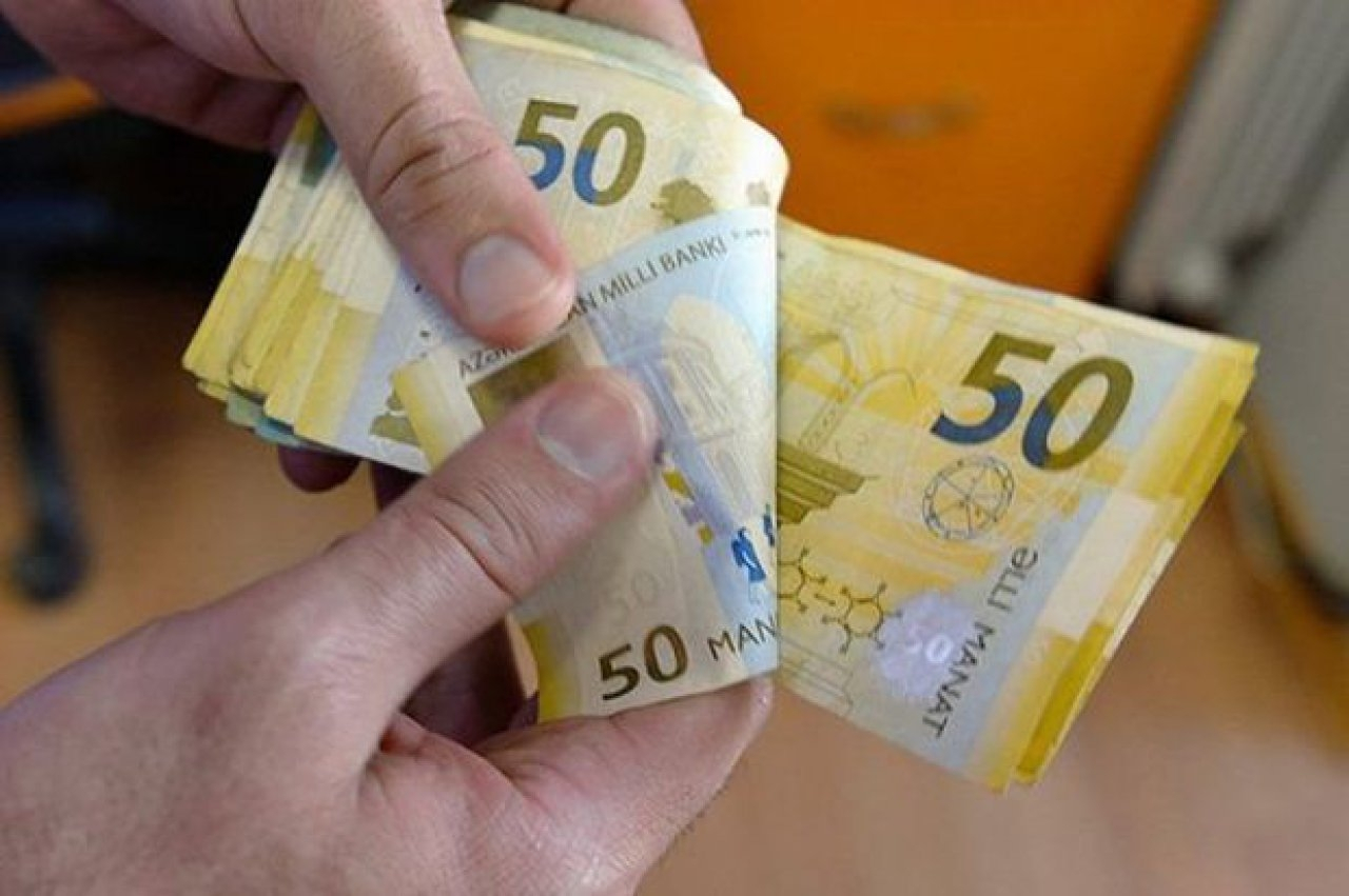 Среднемесячная заработная плата в Азербайджане составила 712 манатов