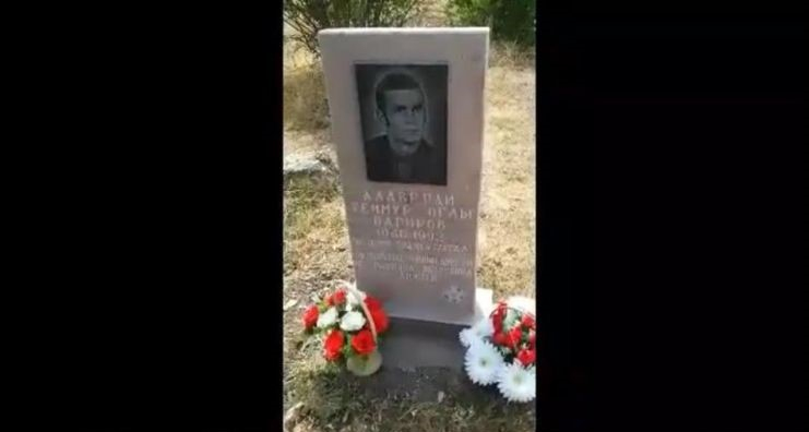 В Карабахе армянин ухаживал за могилой героя Азербайджана
