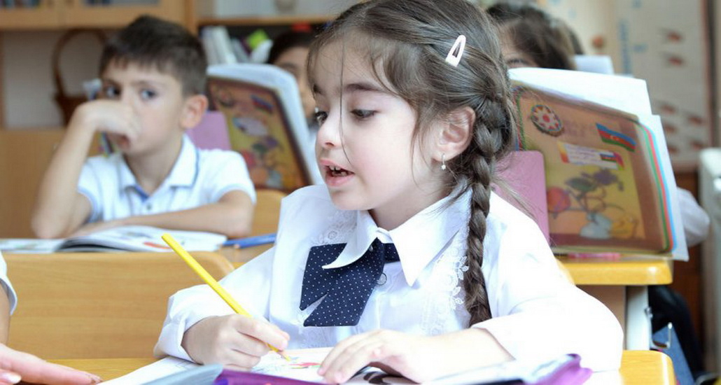 Обнародовано количество зарегистрированных в бакинских школах первоклассников