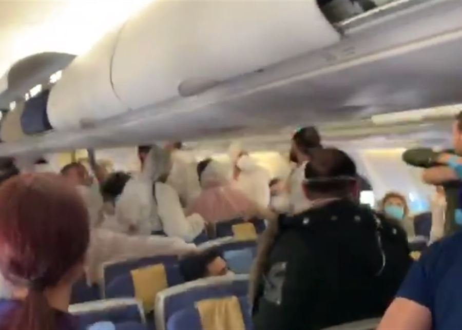 На борту самолета побили пассажиров, намеренно чихающих на людей - ВИДЕО