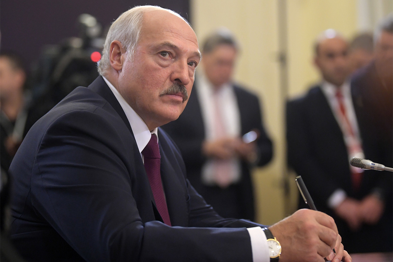 Лукашенко посоветовал бороться с коронавирусом водкой и сауной