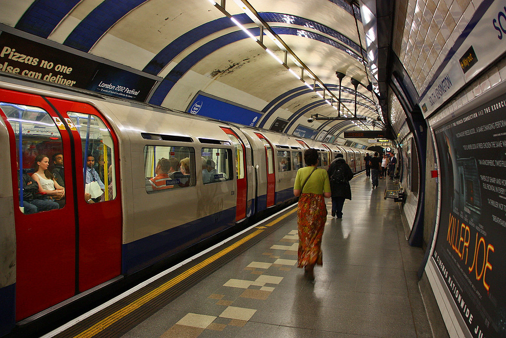 В Лондоне закроют 40 станций метро из-за коронавируса