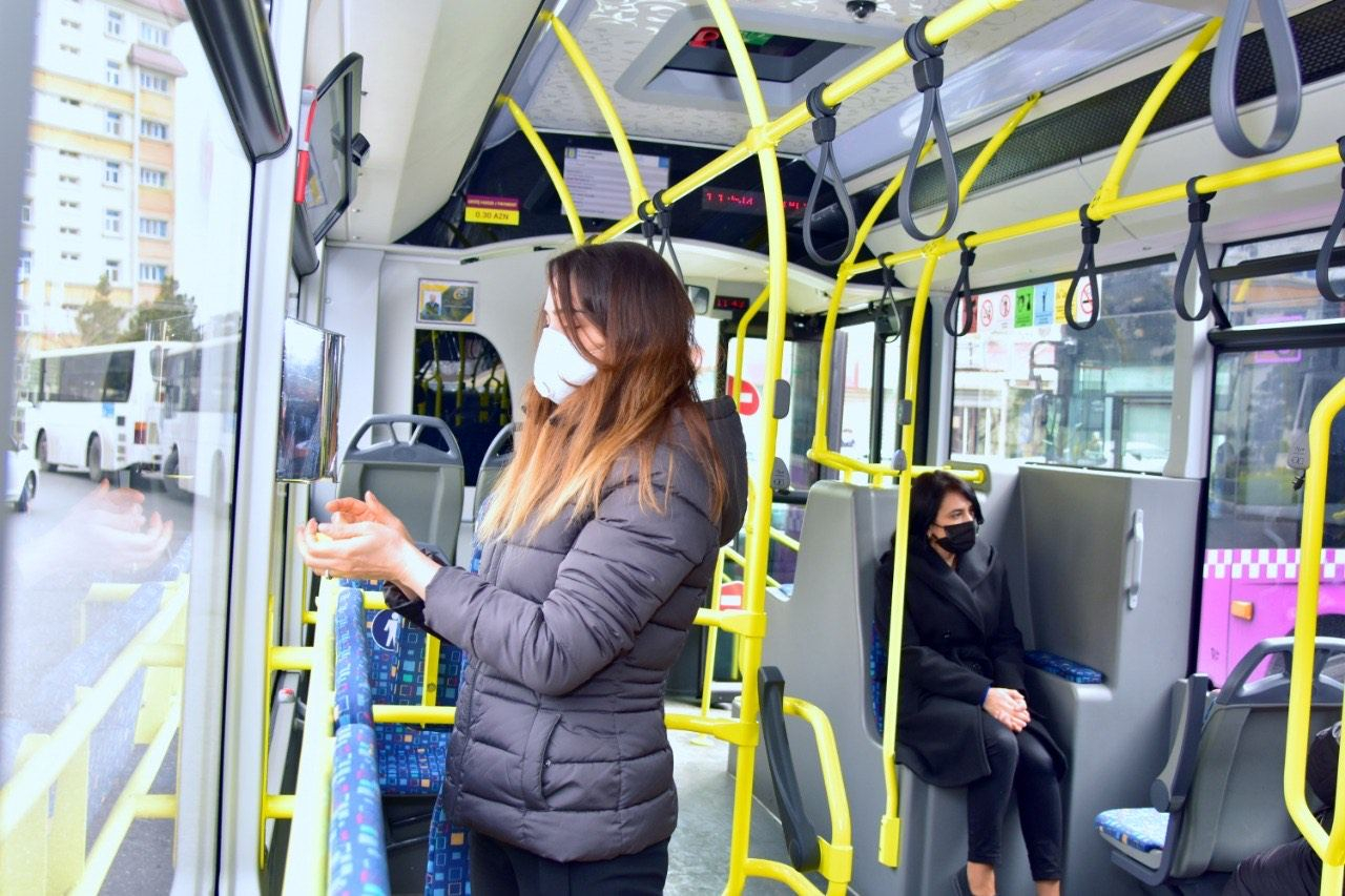 В Баку в автобусах установлены емкости с дезинфицирующим раствором - ФОТО