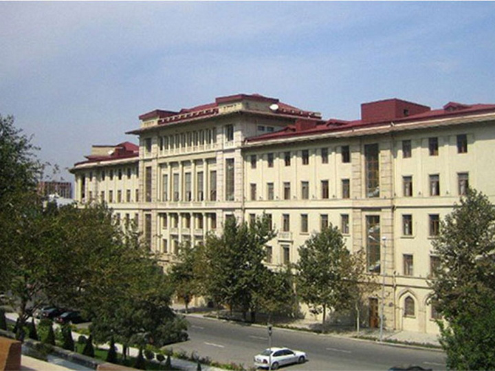 В Азербайджане работники госструктур отправлены в отпуск сроком на 1 месяц