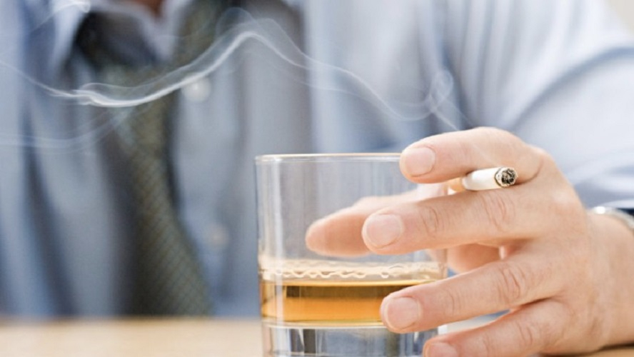 ВОЗ рекомендовала отказаться от алкоголя и сигарет из-за коронавируса