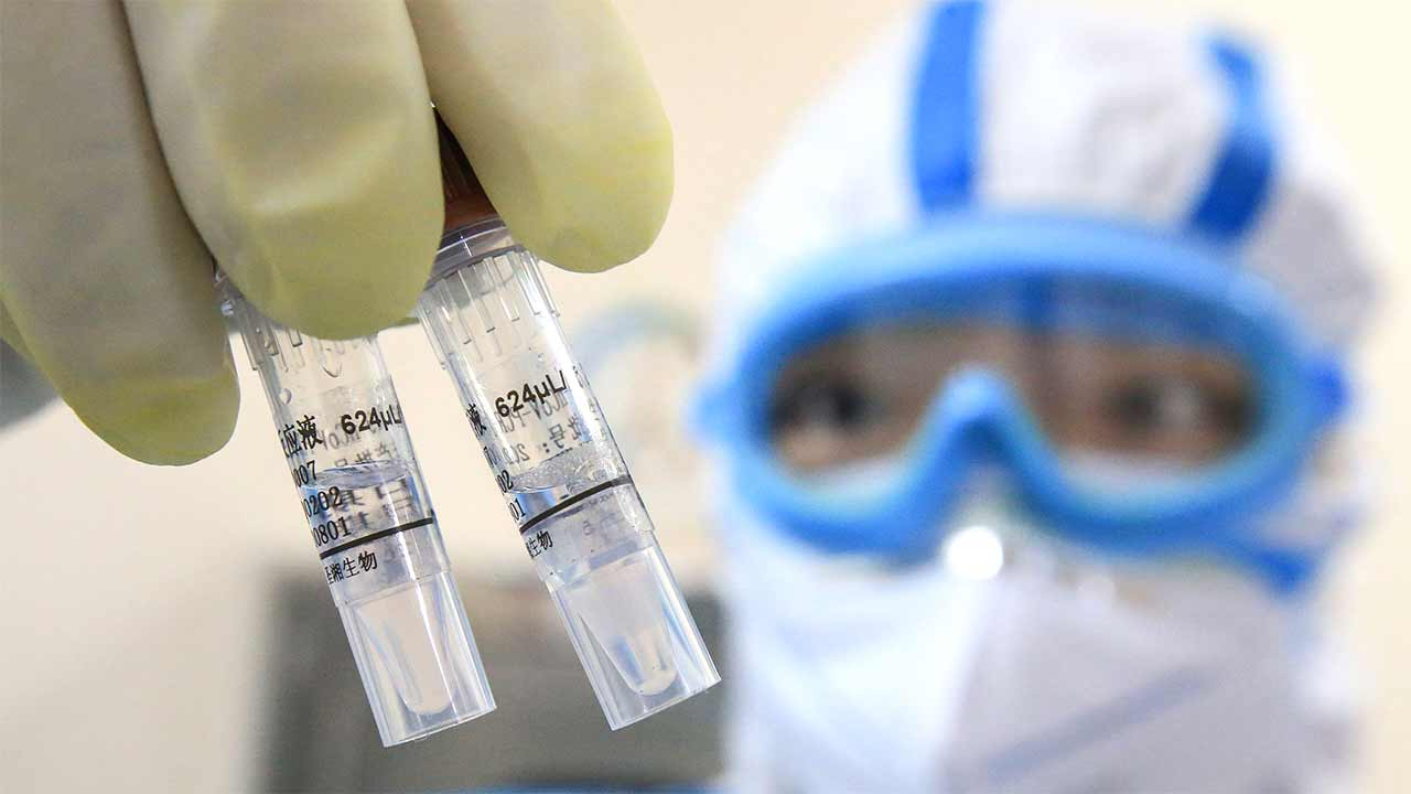 20 тысяч волонтеров согласились заразиться для создания вакцины от коронавируса