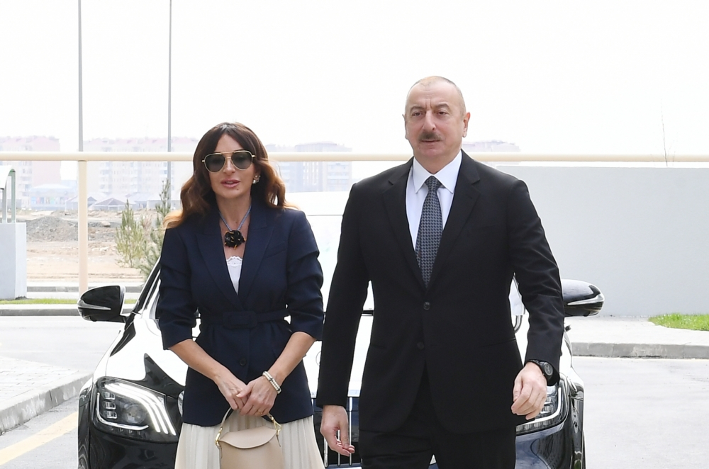 Ильхам и Мехрибан Алиевы на открытии жилого комплекса в Говсане - ФОТО