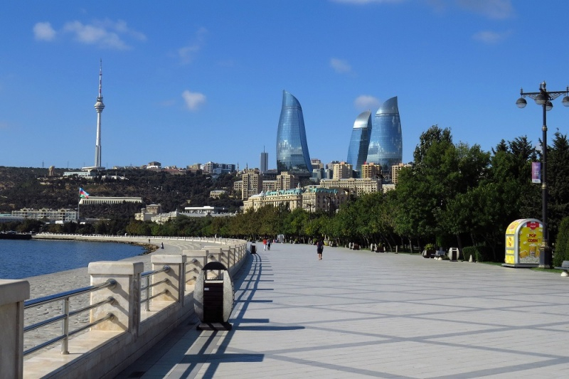 В Азербайджане запрещено гулять в парках и бульварах