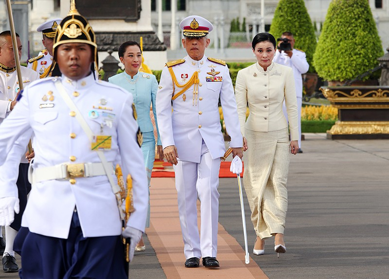Король Таиланда самоизолировался за границей с десятками любовниц