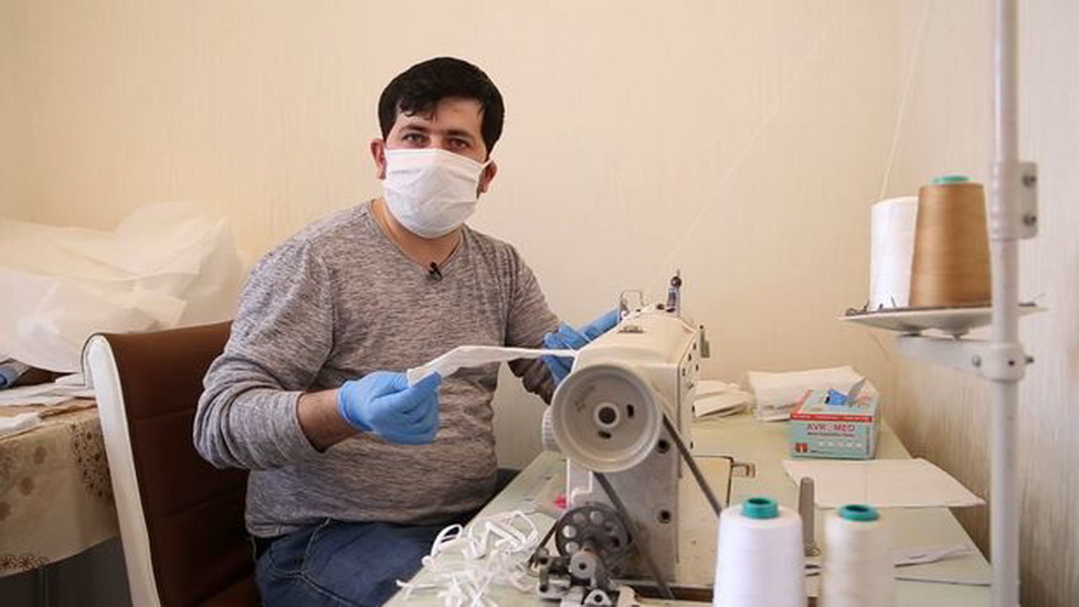 Житель Баку шьет медицинские маски в домашних условиях - ВИДЕО