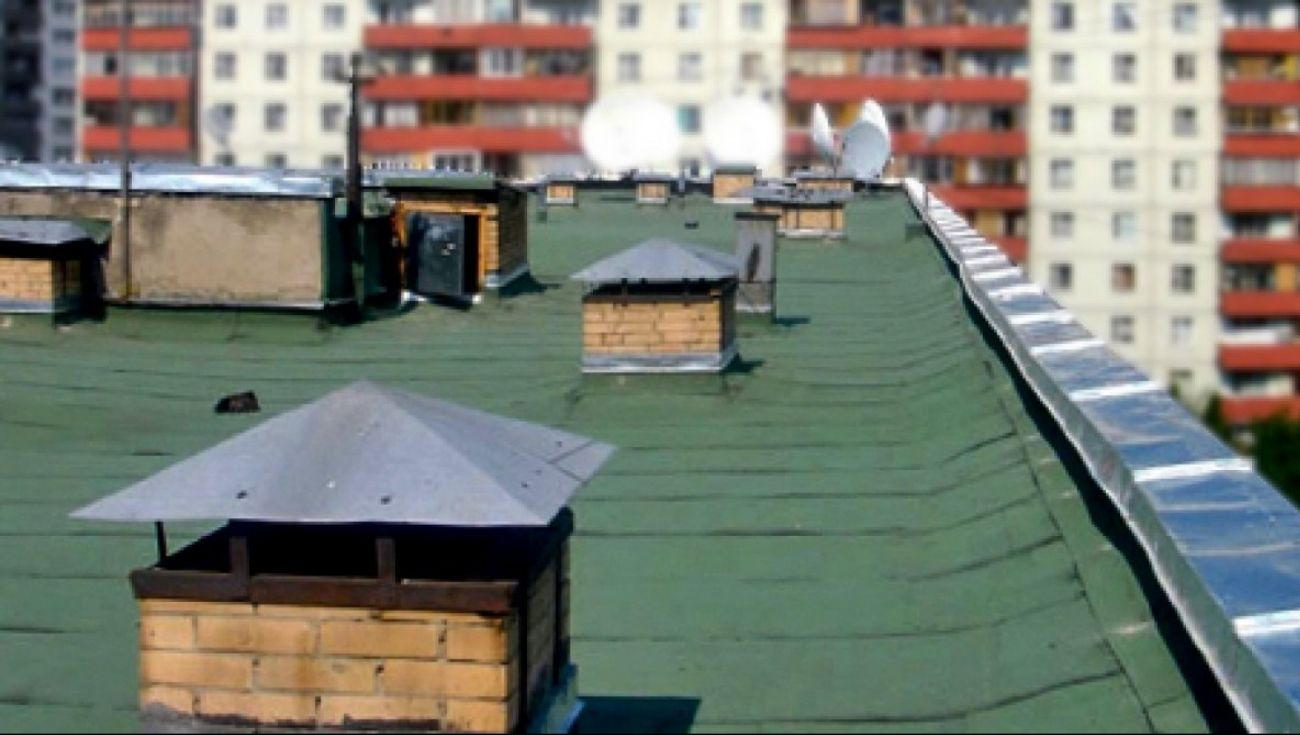 Самоизоляция вынудила россиян выгуливать детей на крыше - ФОТО