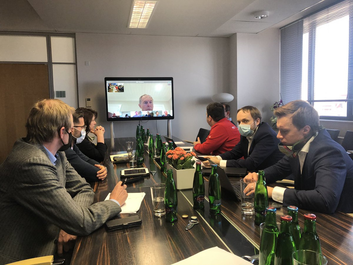 Главу МВД Чехии оштрафовали за участие в видеоконференции без маски
