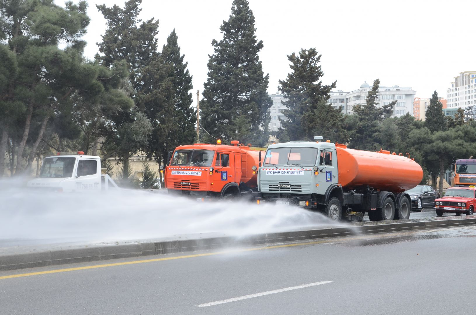 Продолжаются широкомасштабные работы по дезинфекции улиц и проспектов Баку - ФОТО