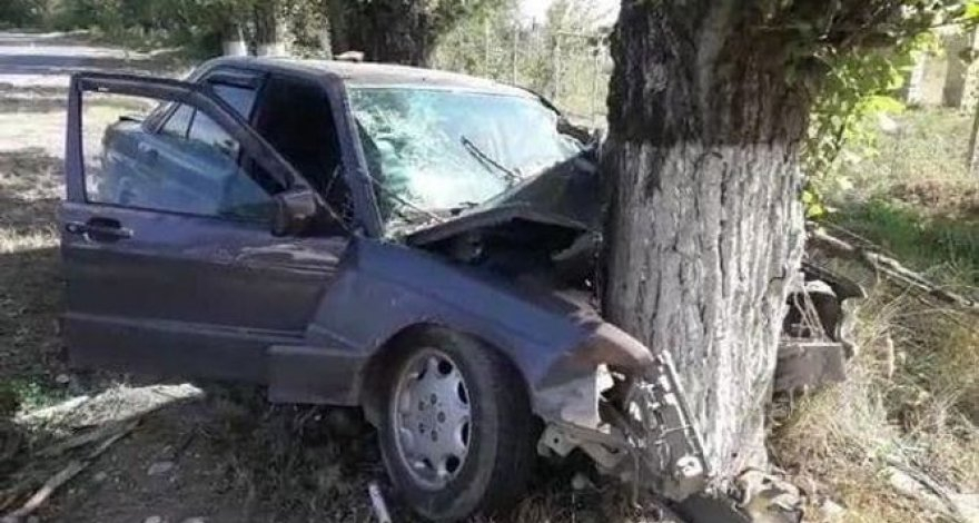 В Джалилабаде автомобиль врезался в дерево, есть погибший