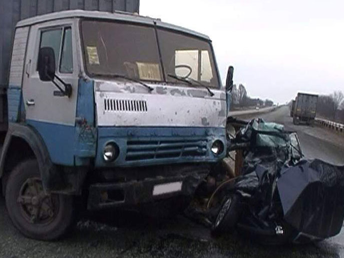 Тяжелое ДТП в Баку: легковой автомобиль столкнулся с грузовиком, погиб один человек