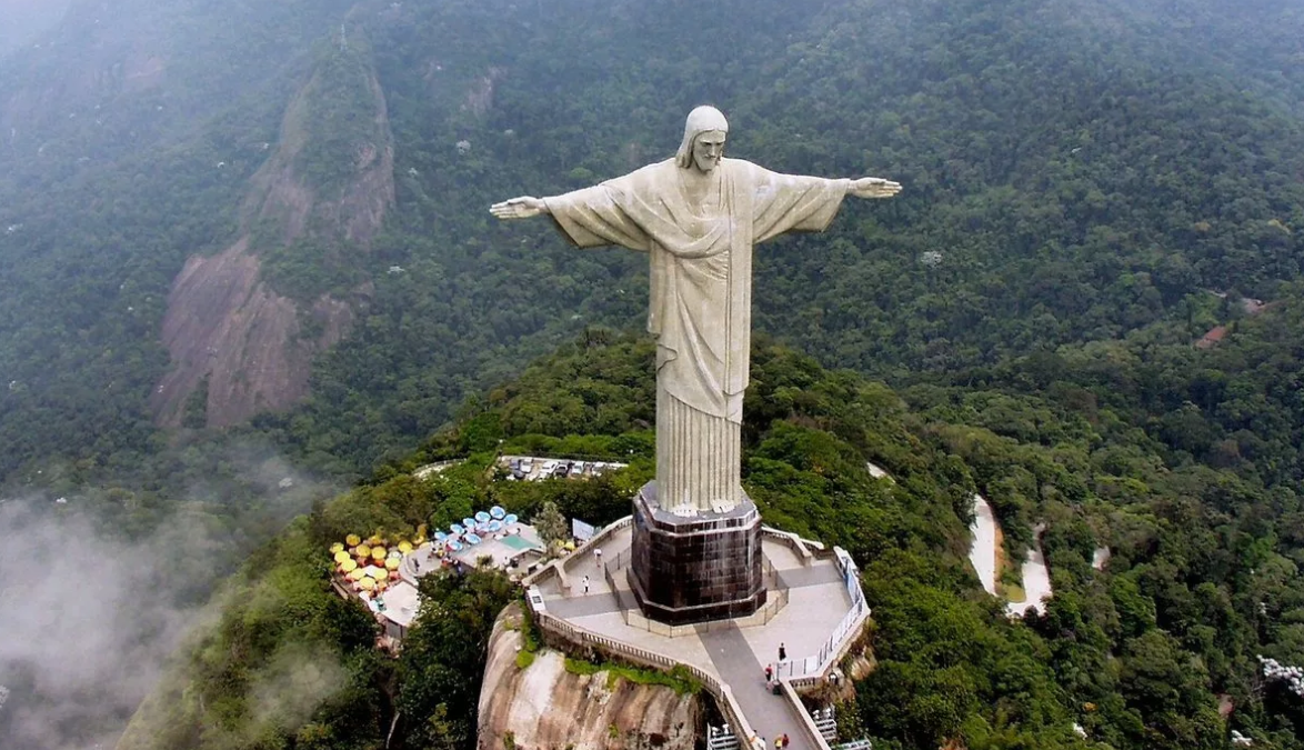Статую Христа Спасителя в Рио "одели" в халат врача и подсветили "надеждой" - ФОТО