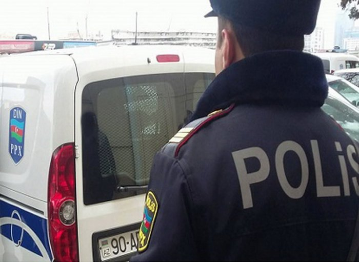 В Баку мужчина под воздействием наркотика наехал на полицейских