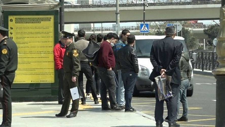 "Карантинный" Баку: Нехватка автобусов или слишком много пассажиров? - ВИДЕО