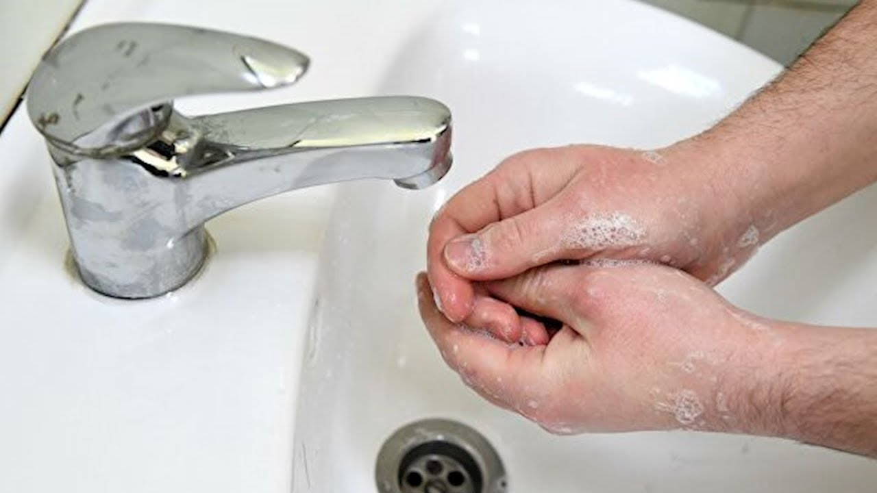Врач объяснила опасность частого мытья рук и антисептиков