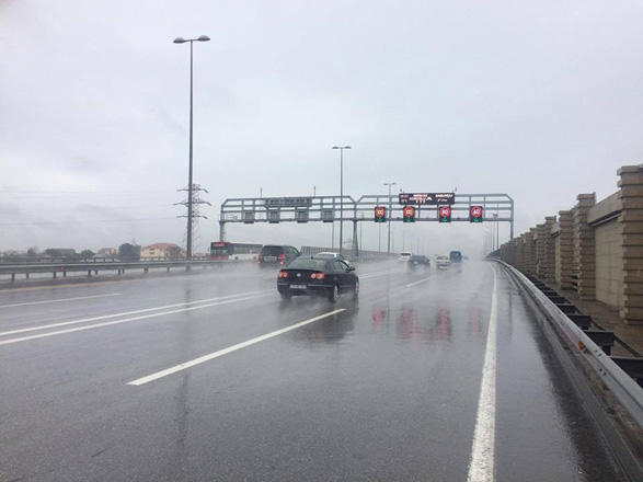 На основных магистралях Баку снижена допустимая скорость движения