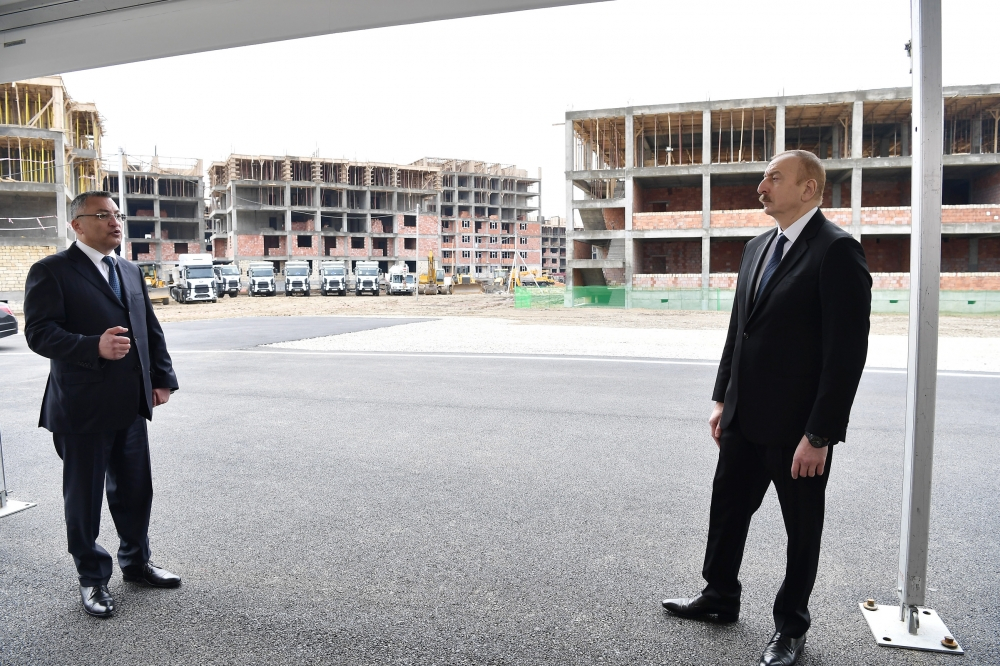 Ильхам Алиев ознакомился с ходом работ по строительству домов для вынужденных переселенцев - ФОТО