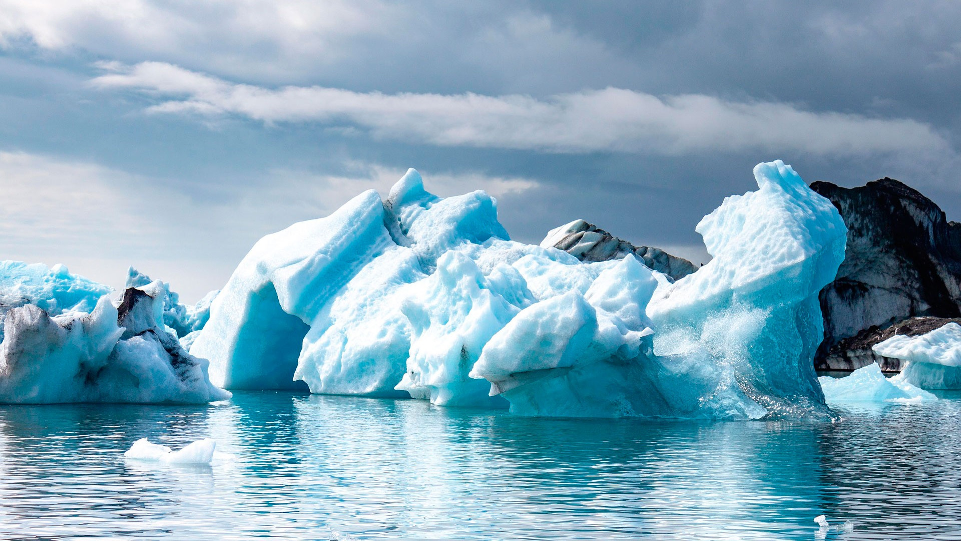 Крупнейший в мире айсберг стал разрушаться - ВИДЕО