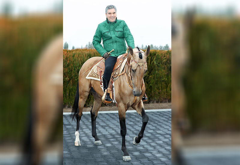 Президент Туркменистана проехал на подаренном ему коне - ВИДЕО