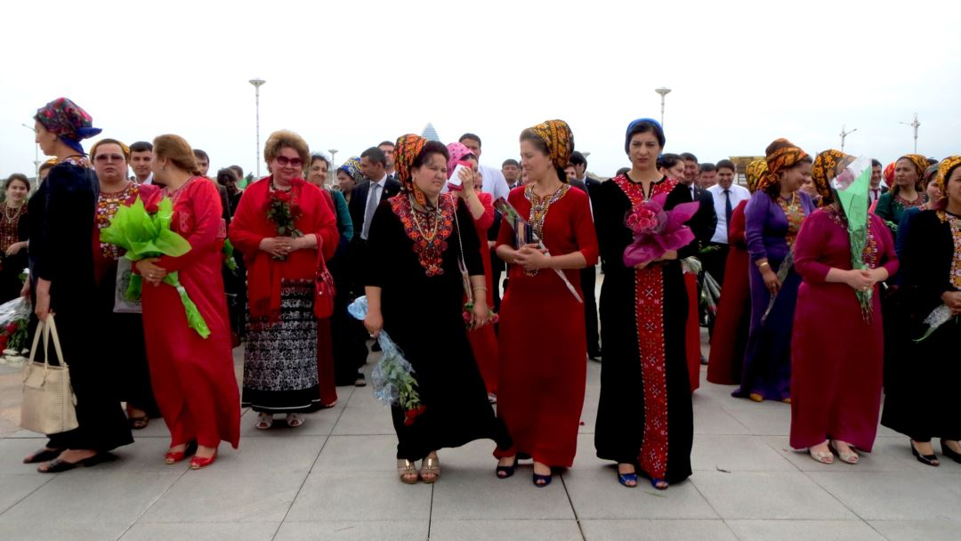 В Туркмении бюджетницам снова запретили маникюр и накладные ресницы