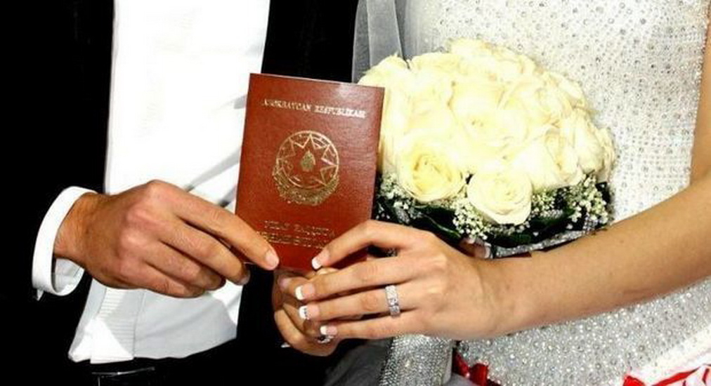 Влюбленные вступают в брак в Азербайджане даже в условиях карантина - ВИДЕО