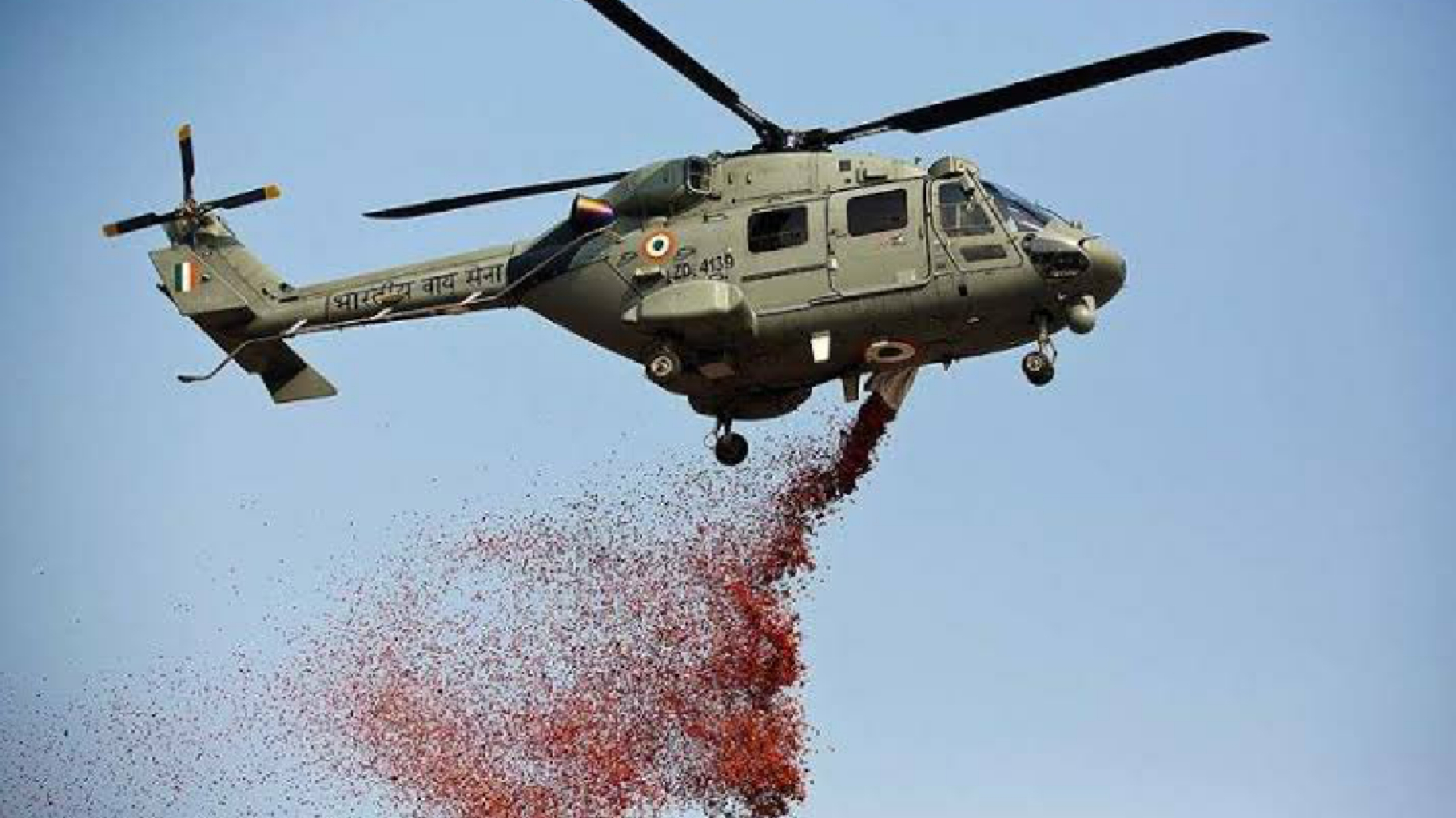 В Индии врачей осыпали с вертолетов лепестками роз - ВИДЕО