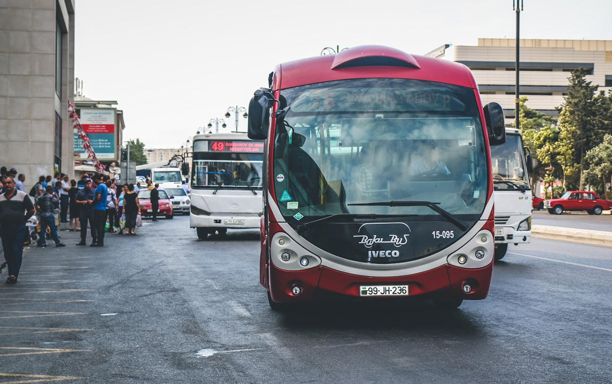 Названа причина повышенной плотности транспорта на дорогах Баку