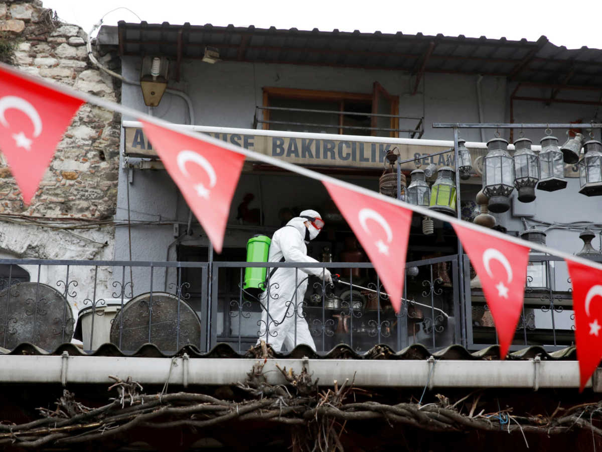 В Турции число жертв коронавируса превышает 3 500 человек