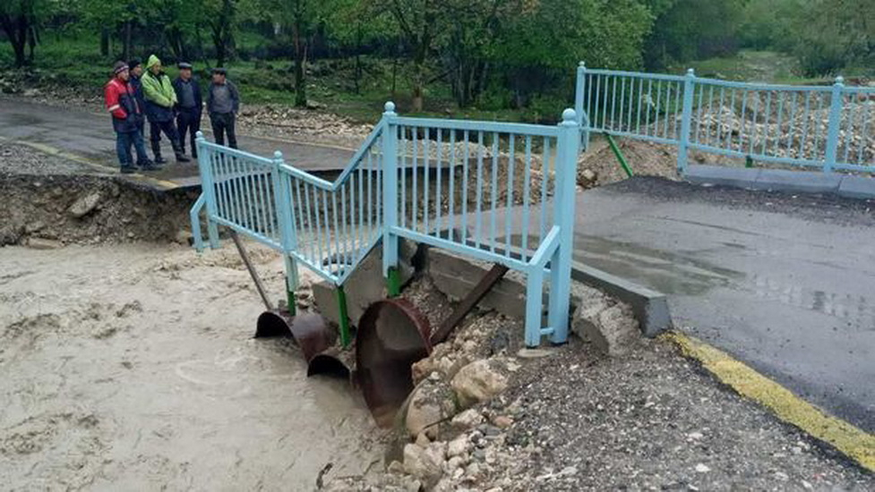 Селевой поток разрушил мост в Губе - ВИДЕО