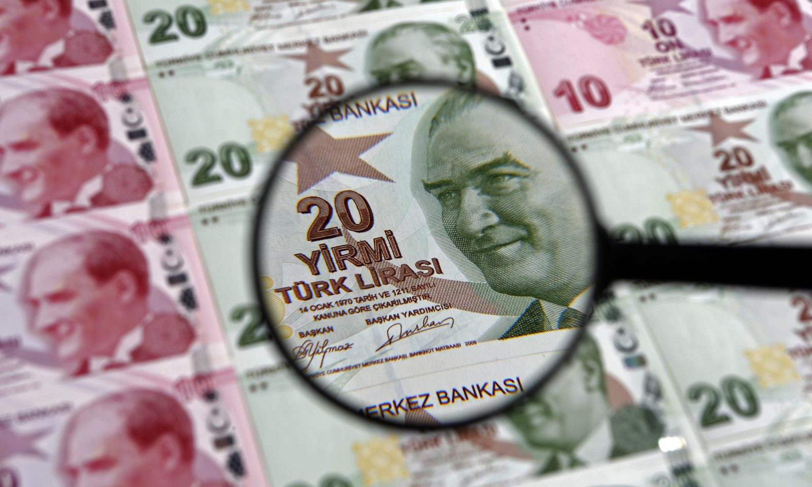 Курс турецкой лиры обвалился до исторического минимума
