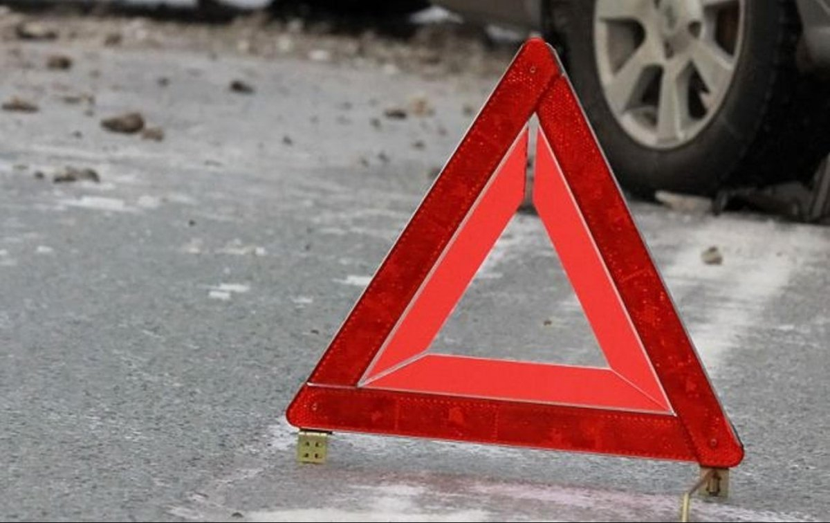Тяжелое ДТП в Баку: Автомобиль на высокой скорости врезался в ограждение - ВИДЕО