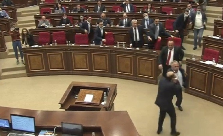 В парламенте Армении произошла драка - ВИДЕО