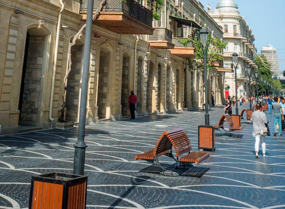 В Баку запретили сидеть на скамьях на "Торговой" - ФОТО