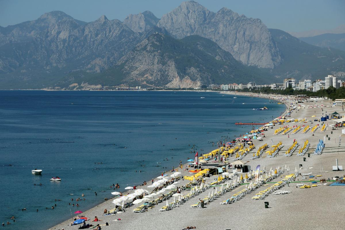 Турция начнет постепенно принимать иностранных туристов с июня