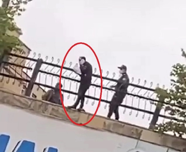 В Баку сотрудники полиции спасли молодого человека от самоубийства - ВИДЕО