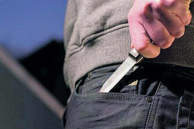 В Баку мужчину ударили ножом