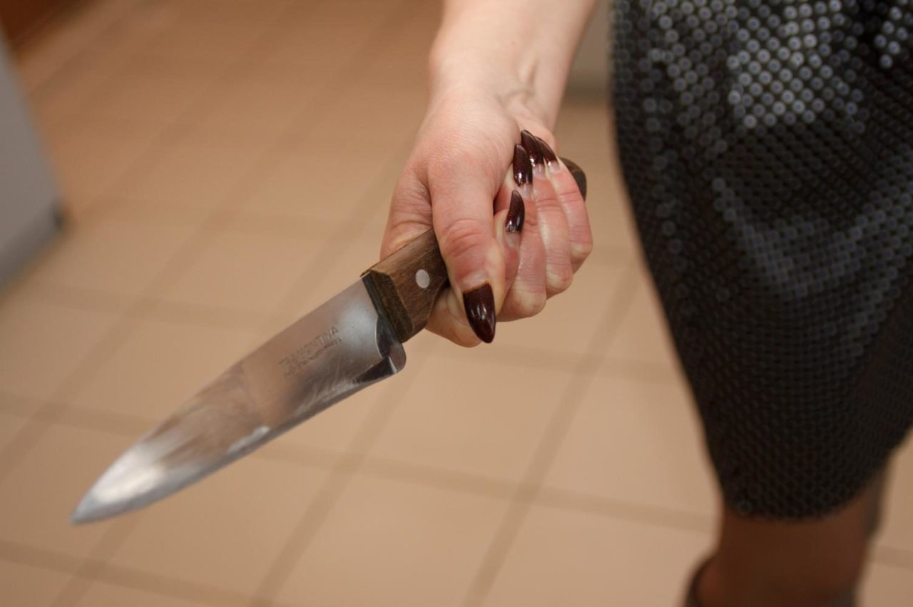 В Баку женщина ранила ножом полицейского