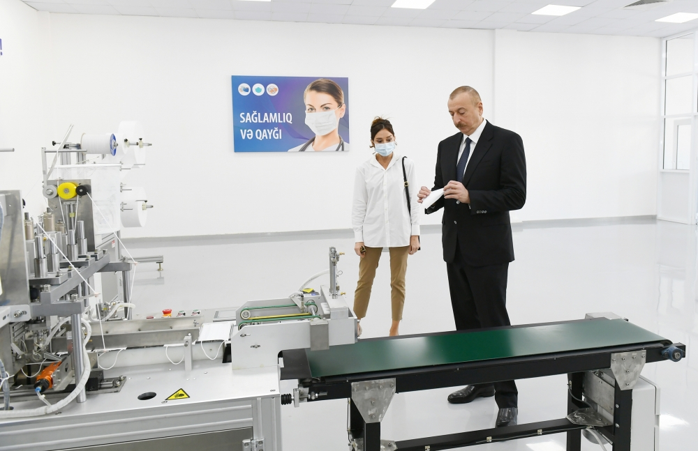 Ильхам и Мехрибан Алиевы на открытии фабрики по производству медицинских масок - ФОТО