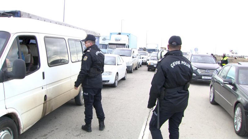 В Азербайджане сотрудники полиции ограничили въезд-выезд на эту территорию
